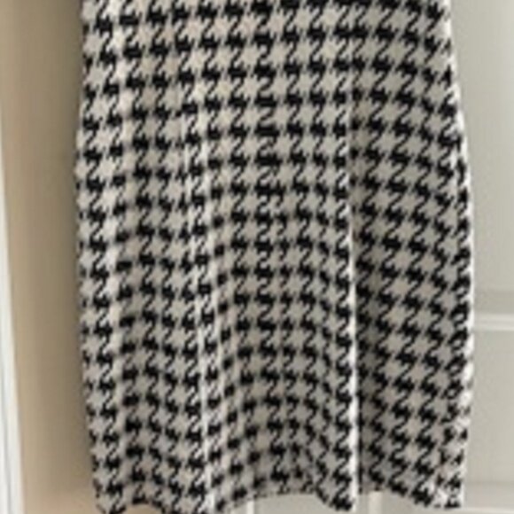 Black & White Dress Brand: Rabbit Size: Petite 8 Short Sleeves Zips in back - Picture 4 of 4